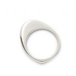 Anillo macizo de plata 925. Ancho 3´5mm, se alza sobre el dedo 7mm. Objeto diseñado y fabricado artesanalmente en Madrid, España, por el estudio-taller de malicia. Este anillo ha sido fabricado por personas que disfrutan su trabajo.