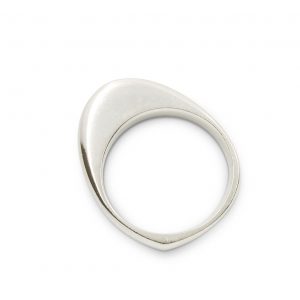 Anillo macizo de plata 925. Ancho 3´5mm, se alza sobre el dedo 7mm. Objeto diseñado y fabricado artesanalmente en Madrid, España, por el estudio-taller de malicia. Este anillo ha sido fabricado por personas que disfrutan su trabajo.