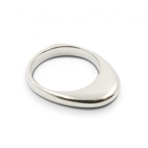 Anillo macizo de plata 925. Ancho 3´5mm, se alza sobre el dedo 7mm. Objeto diseñado y fabricado artesanalmente en Madrid, España, por el estudio-taller de malicia. Este anillo ha sido fabricado por personas que disfrutan su trabajo.