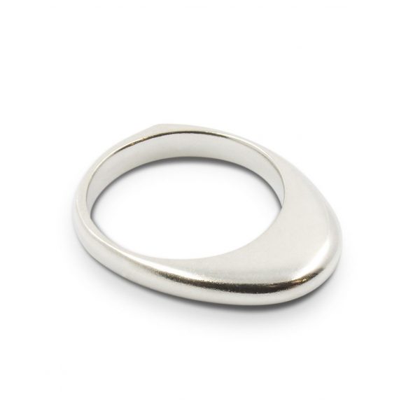 Anillo macizo de plata 925. Ancho 3´5mm, se alza sobre el dedo 7mm. Objeto diseñado y fabricado artesanalmente en Madrid, España, por el estudio-taller de malicia. Este anillo ha sido fabricado por personas que disfrutan su trabajo.