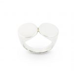 Anillo de plata 925. Ancho máximo 12mm. Objeto diseñado y fabricado artesanalmente en Madrid, España, por el estudio-taller de malicia. Este anillo ha sido fabricado por personas que disfrutan su trabajo.