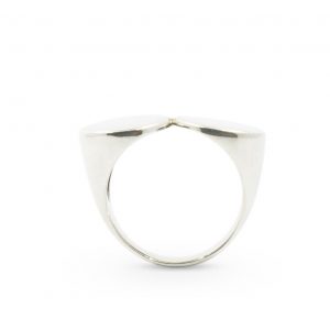 Anillo de plata 925. Ancho máximo 12mm. Objeto diseñado y fabricado artesanalmente en Madrid, España, por el estudio-taller de malicia. Este anillo ha sido fabricado por personas que disfrutan su trabajo.