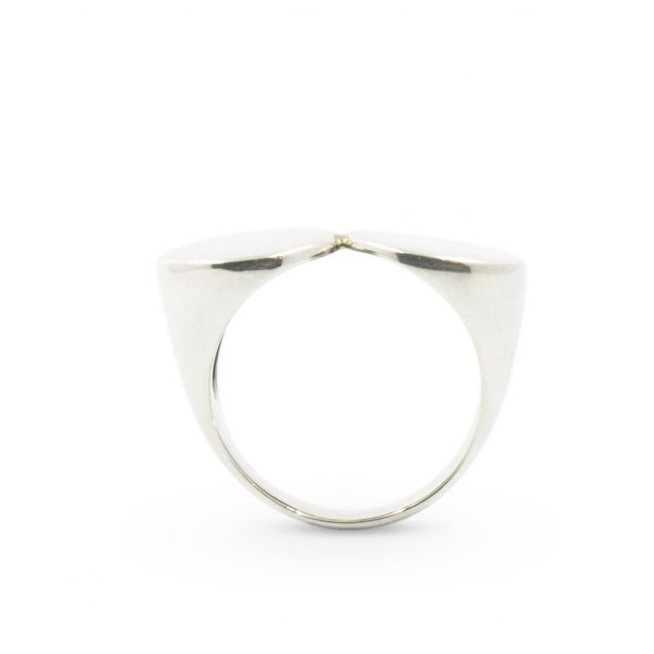 Anillo de plata 925. Ancho máximo 12mm. Objeto diseñado y fabricado artesanalmente en Madrid, España, por el estudio-taller de malicia. Este anillo ha sido fabricado por personas que disfrutan su trabajo.