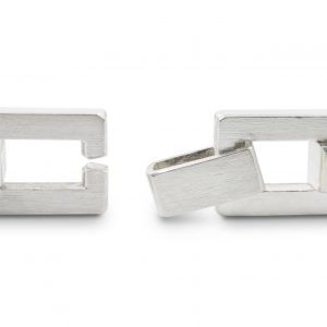 Esclava de plata 925 mate, de eslabones macizos con placa para inscripción. Ancho 13mm. Cierre oculto de diseño propio. Longitud opcional 18,5, 20, 21,5 o 23 cm para cualquier otra medida sólo tienes que ponerte en contacto con nosotros. Espacio útil de grabado, 40 x 13mm.