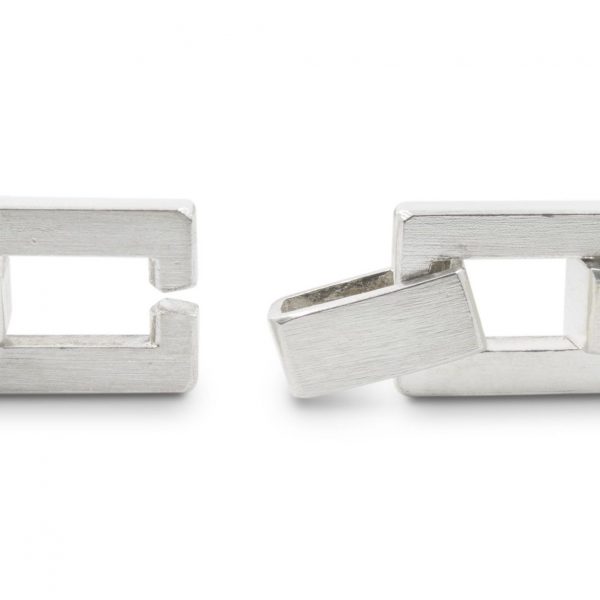 Esclava de plata 925 mate, de eslabones macizos con placa para inscripción. Ancho 13mm. Cierre oculto de diseño propio. Longitud opcional 18,5, 20, 21,5 o 23 cm para cualquier otra medida sólo tienes que ponerte en contacto con nosotros. Espacio útil de grabado, 40 x 13mm.