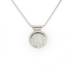Colgante de plata 925 y piel de vacuno blanca, diámetro 15mm, grosor 4mm. Cadena de plata 925 tipo veneciana, longittud opcional 40cm, 45cm o 50cm. Objeto diseñado y fabricado artesanalmente en Madrid, España, por el estudio-taller de malicia. Este colgante ha sido fabricado por personas que disfrutan su trabajo