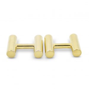 Gemelos rígidos de bronce macizo con baño de oro 24kt, acabado pulido. Medidas aprox. 18x15x5mm. Gemelos fáciles de abrochar y desabrochar, simétricos, hechos para durar. Objeto diseñado y fabricado artesanalmente en Madrid, España, por el estudio-taller de malicia. Estos gemelos han sido fabricados por personas que disfrutan su trabajo.