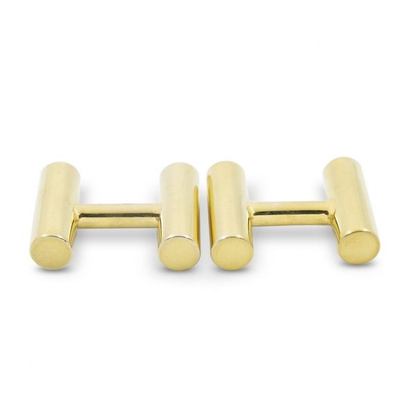 Gemelos rígidos de bronce macizo con baño de oro 24kt, acabado pulido. Medidas aprox. 18x15x5mm. Gemelos fáciles de abrochar y desabrochar, simétricos, hechos para durar. Objeto diseñado y fabricado artesanalmente en Madrid, España, por el estudio-taller de malicia. Estos gemelos han sido fabricados por personas que disfrutan su trabajo.