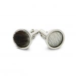 Gemelos de plata 925  y piel de vacuno blanca y negra. Cómodo sistema de cilindro basculante. Objeto diseñado y fabricado artesanalmente en Madrid, España, por el estudio-taller de malicia. Estos gemelos han sido fabricados por personas que disfrutan su trabajo.