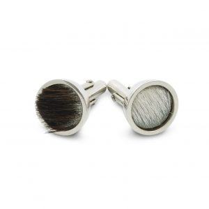 Gemelos de plata 925  y piel de vacuno blanca y negra. Cómodo sistema de cilindro basculante. Objeto diseñado y fabricado artesanalmente en Madrid, España, por el estudio-taller de malicia. Estos gemelos han sido fabricados por personas que disfrutan su trabajo.