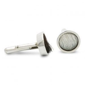 Gemelos de plata 925  y piel de vacuno blanca y negra. Cómodo sistema de cilindro basculante. Objeto diseñado y fabricado artesanalmente en Madrid, España, por el estudio-taller de malicia. Estos gemelos han sido fabricados por personas que disfrutan su trabajo.