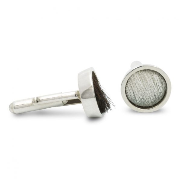 Gemelos de plata 925  y piel de vacuno blanca y negra. Cómodo sistema de cilindro basculante. Objeto diseñado y fabricado artesanalmente en Madrid, España, por el estudio-taller de malicia. Estos gemelos han sido fabricados por personas que disfrutan su trabajo.