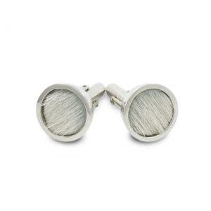 Gemelos de plata 925  y piel de vacuno blanca. Cómodo sistema de cilindro basculante. Objeto diseñado y fabricado artesanalmente en Madrid, España, por el estudio-taller de malicia. Estos gemelos han sido fabricados por personas que disfrutan su trabajo.