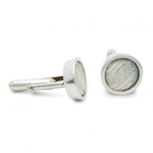 Gemelos de plata 925  y piel de vacuno blanca. Cómodo sistema de cilindro basculante. Objeto diseñado y fabricado artesanalmente en Madrid, España, por el estudio-taller de malicia. Estos gemelos han sido fabricados por personas que disfrutan su trabajo.