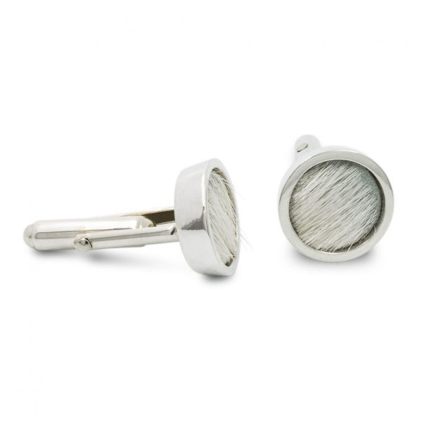 Gemelos de plata 925  y piel de vacuno blanca. Cómodo sistema de cilindro basculante. Objeto diseñado y fabricado artesanalmente en Madrid, España, por el estudio-taller de malicia. Estos gemelos han sido fabricados por personas que disfrutan su trabajo.