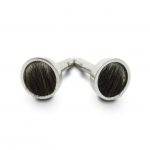 Gemelos de plata 925 y piel de vacuno oscura. Cómodo sistema de cilindro basculante. Objeto diseñado y fabricado artesanalmente en Madrid, España, por el estudio-taller de malicia. Estos gemelos han sido fabricados por personas que disfrutan su trabajo.