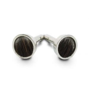 Gemelos de plata 925 y piel de vacuno oscura. Cómodo sistema de cilindro basculante. Objeto diseñado y fabricado artesanalmente en Madrid, España, por el estudio-taller de malicia. Estos gemelos han sido fabricados por personas que disfrutan su trabajo.