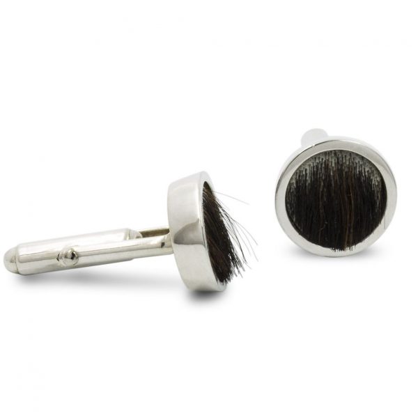 Gemelos de plata 925  y piel de vacuno oscura. Cómodo sistema de cilindro basculante. Objeto diseñado y fabricado artesanalmente en Madrid, España, por el estudio-taller de malicia. Estos gemelos han sido fabricados por personas que disfrutan su trabajo.