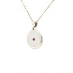 Medalla maciza de plata 925 pulida con rubí talla brillante 2mm. Cadena de plata 925 tipo "veneciana" 1mm, longitud  opcional de 40cm, 45cm o 50cm. Objeto diseñado y fabricado artesanalmente en Madrid, España, por el estudio-taller de malicia. Esta medalla ha sido fabricada por personas que disfrutan su trabajo.