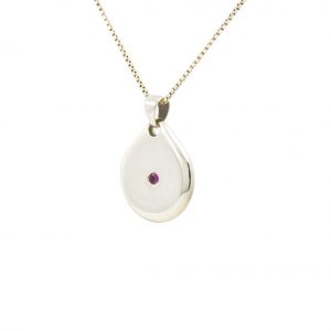 Medalla maciza de plata 925 pulida con rubí talla brillante 2mm. Cadena de plata 925 tipo "veneciana" 1mm, longitud  opcional de 40cm, 45cm o 50cm. Objeto diseñado y fabricado artesanalmente en Madrid, España, por el estudio-taller de malicia. Esta medalla ha sido fabricada por personas que disfrutan su trabajo.