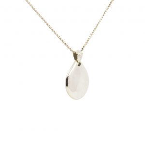 Medalla maciza de plata 925 pulida con rubí talla brillante 2mm. Cadena de plata 925 tipo "veneciana" 1mm, longitud  opcional de 40cm, 45cm o 50cm. Objeto diseñado y fabricado artesanalmente en Madrid, España, por el estudio-taller de malicia. Esta medalla ha sido fabricada por personas que disfrutan su trabajo.