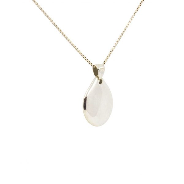 Medalla maciza de plata 925 pulida con rubí talla brillante 2mm. Cadena de plata 925 tipo "veneciana" 1mm, longitud  opcional de 40cm, 45cm o 50cm. Objeto diseñado y fabricado artesanalmente en Madrid, España, por el estudio-taller de malicia. Esta medalla ha sido fabricada por personas que disfrutan su trabajo.