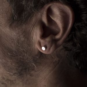 Pendientes de plata 925 mate. Diámetro 5mm, altura 3,5mm. Cierres de presión tipo "mariposa" de 6mm. Objeto diseñado y fabricado artesanalmente en Madrid, España, por el estudio-taller de malicia. Este anillo ha sido fabricado por personas que disfrutan su trabajo.
