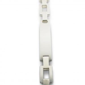Esclava de plata 925 mate, de eslabones macizos con placa para inscripción. Ancho 13mm. Cierre oculto de diseño propio. Longitud opcional 18,5, 20, 21,5 o 23 cm para cualquier otra medida sólo tienes que ponerte en contacto con nosotros. Espacio útil de grabado, 40 x 13mm.