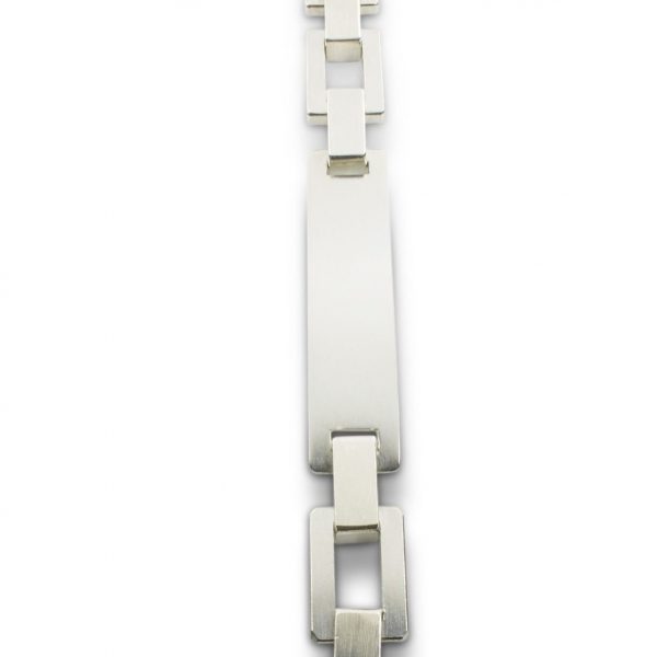 Esclava de plata 925 mate, de eslabones macizos con placa para inscripción. Ancho 13mm. Cierre oculto de diseño propio. Longitud opcional 18,5, 20, 21,5 o 23 cm para cualquier otra medida sólo tienes que ponerte en contacto con nosotros. Espacio útil de grabado, 40 x 13mm.