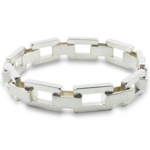 Pulsera de plata 925 de eslabones macizos, acabado mate. Ancho 13mm. Cierre oculto, diseño propio.
