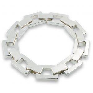 Pulsera de plata 925 de eslabones macizos, acabado mate. Ancho 13mm. Cierre oculto, diseño propio.