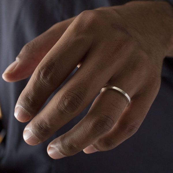 Anillo-alianza de plata 925 mate, sección 2x2mm. Objeto diseñado y fabricado artesanalmente en Madrid, España, por el estudio-taller de malicia. Este anillo ha sido fabricado por personas que disfrutan su trabajo.