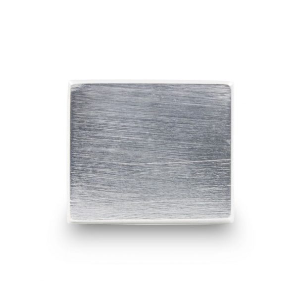 Anillo-sello de plata 925 mate rayado lineal, con interior pulido. Anillo pesado, entre 20 y 36 g en función de la talla. Este diseño permite su personalización como sello