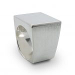 Anillo-sello de plata 925 mate rayado lineal, con interior pulido. Anillo pesado, entre 20 y 36 g en función de la talla. Este diseño permite su personalización como sello