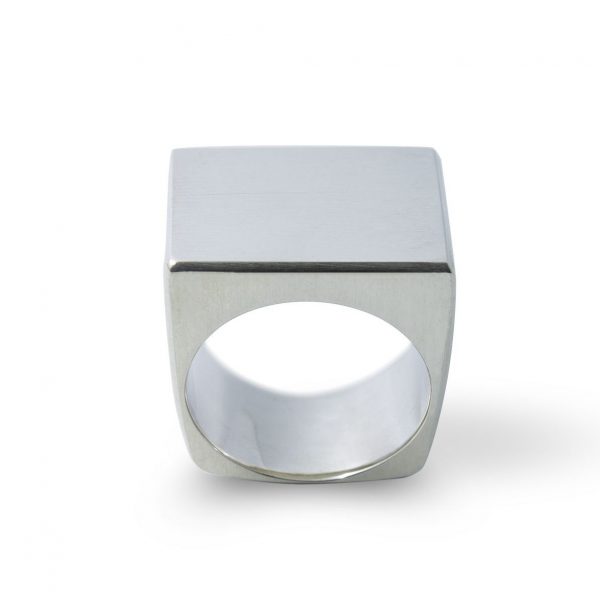 Anillo-sello de plata 925 mate rayado lineal, con interior pulido. Anillo pesado, entre 20 y 36 g en función de la talla. Este diseño permite su personalización como sello
