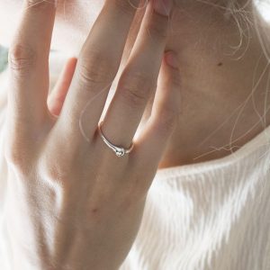 Anillo de plata 925. Objeto diseñado y fabricado artesanalmente en Madrid, España, por el estudio-taller de malicia. Este anillo ha sido fabricado por personas que disfrutan su trabajo.