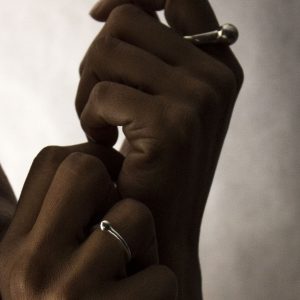 Anillos de plata 925. Objeto diseñado y fabricado artesanalmente en Madrid, España, por el estudio-taller de malicia. Este anillo ha sido fabricado por personas que disfrutan su trabajo.
