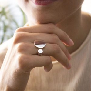 Anillo abierto de plata 925 pulido espejo. Ancho máximo 17mm. Objeto diseñado y fabricado artesanalmente en Madrid, España, por el estudio-taller de malicia. Este anillo ha sido fabricado por personas que disfrutan su trabajo.