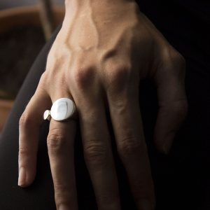 Anillo abierto de plata 925 pulido espejo. Ancho máximo 17mm. Objeto diseñado y fabricado artesanalmente en Madrid, España, por el estudio-taller de malicia. Este anillo ha sido fabricado por personas que disfrutan su trabajo.