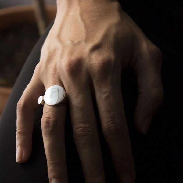 Anillo abierto de plata 925 pulido espejo. Ancho máximo 17mm. Objeto diseñado y fabricado artesanalmente en Madrid, España, por el estudio-taller de malicia. Este anillo ha sido fabricado por personas que disfrutan su trabajo.
