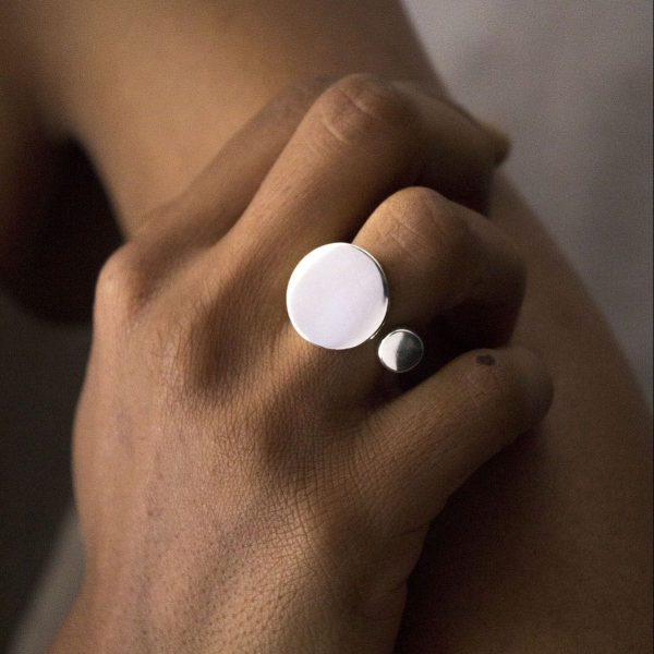 Anillo abierto de plata 925 pulido espejo. Ancho máximo 17mm. Objeto diseñado y fabricado artesanalmente en Madrid, España, por el estudio-taller de malicia. Este anillo ha sido fabricado por personas que disfrutan su trabajo.