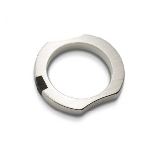 Anillo macizo de plata 925 mate con incrustación de madera de ébano. Anchura 4mm. Interior pulido. Los rebajes laterales lo convierten en un anillo particularmente cómodo, y mantienen la incrustación de ébano en el revés de la mano.