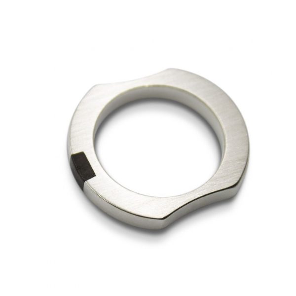 Anillo macizo de plata 925 mate con incrustación de madera de ébano. Anchura 4mm. Interior pulido. Los rebajes laterales lo convierten en un anillo particularmente cómodo, y mantienen la incrustación de ébano en el revés de la mano.
