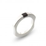 Anillo macizo de plata 925 mate con incrustación de madera de ébano. Anchura 4mm. Interior pulido. Los rebajes laterales lo convierten en un anillo particularmente cómodo, y mantienen la incrustación de ébano en el revés de la mano.