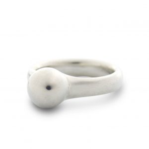 Anillo de plata 925. Objeto diseñado y fabricado artesanalmente en Madrid, España, por el estudio-taller de malicia. Este anillo ha sido fabricado por personas que disfrutan su trabajo.