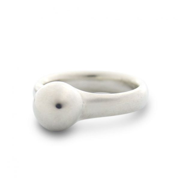 Anillo de plata 925. Objeto diseñado y fabricado artesanalmente en Madrid, España, por el estudio-taller de malicia. Este anillo ha sido fabricado por personas que disfrutan su trabajo.