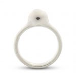 Anillo de plata 925. Objeto diseñado y fabricado artesanalmente en Madrid, España, por el estudio-taller de malicia. Este anillo ha sido fabricado por personas que disfrutan su trabajo.