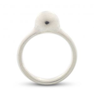 Anillo de plata 925. Objeto diseñado y fabricado artesanalmente en Madrid, España, por el estudio-taller de malicia. Este anillo ha sido fabricado por personas que disfrutan su trabajo.