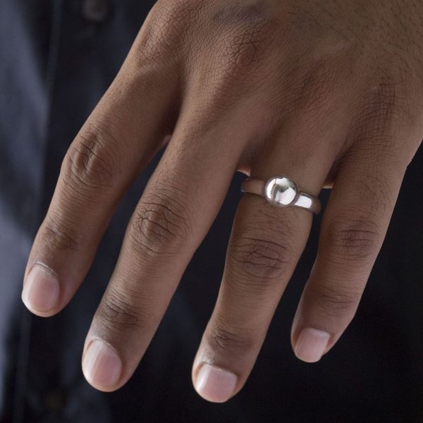 Anillo de plata 925. Objeto diseñado y fabricado artesanalmente en Madrid, España, por el estudio-taller de malicia. Este anillo ha sido fabricado por personas que disfrutan su trabajo.