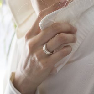 Anillo de plata 925. Ancho 3´5mm, se alza sobre el dedo 7mm. Objeto diseñado y fabricado artesanalmente en Madrid, España, por el estudio-taller de malicia. Este anillo ha sido fabricado por personas que disfrutan su trabajo.